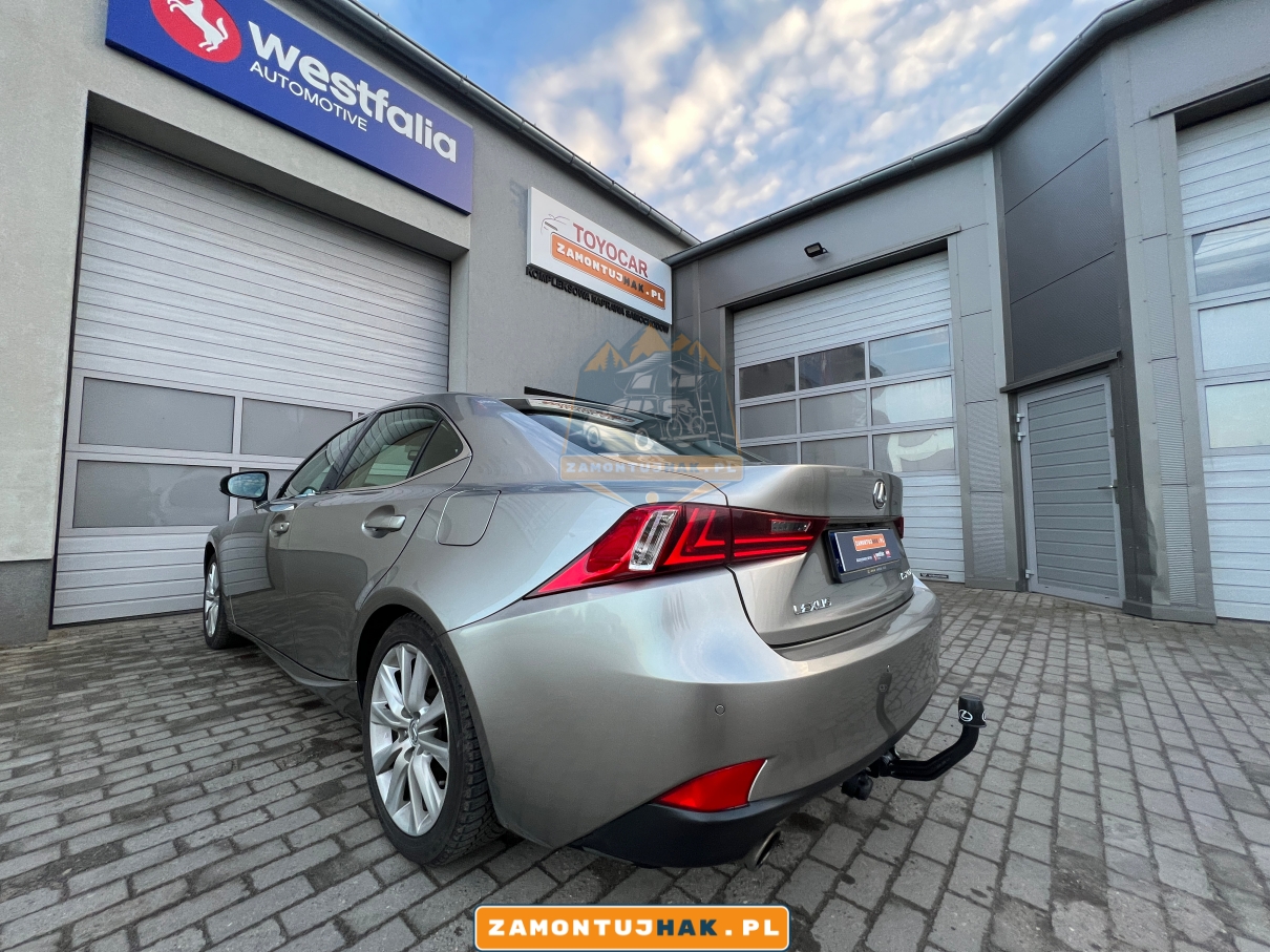 lexus is z zamontowanym hakiem holowniczym westfalia a40v wypinany pionowo